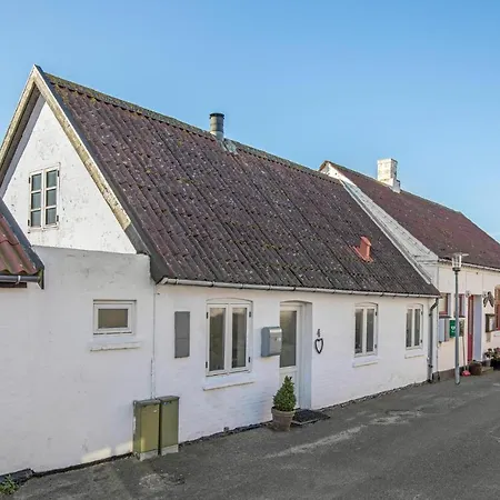 2 Bedroom Awesome In Holiday home *