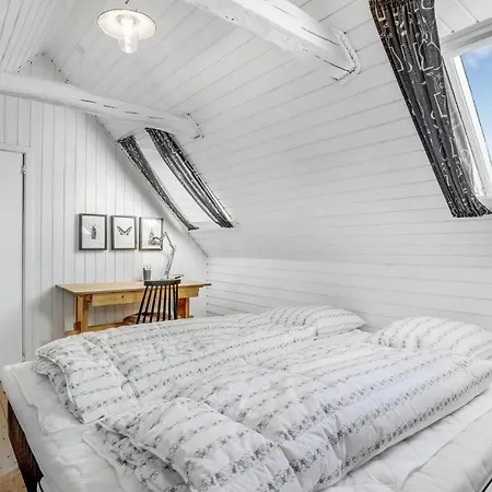 2 Bedroom Awesome In Holiday home *